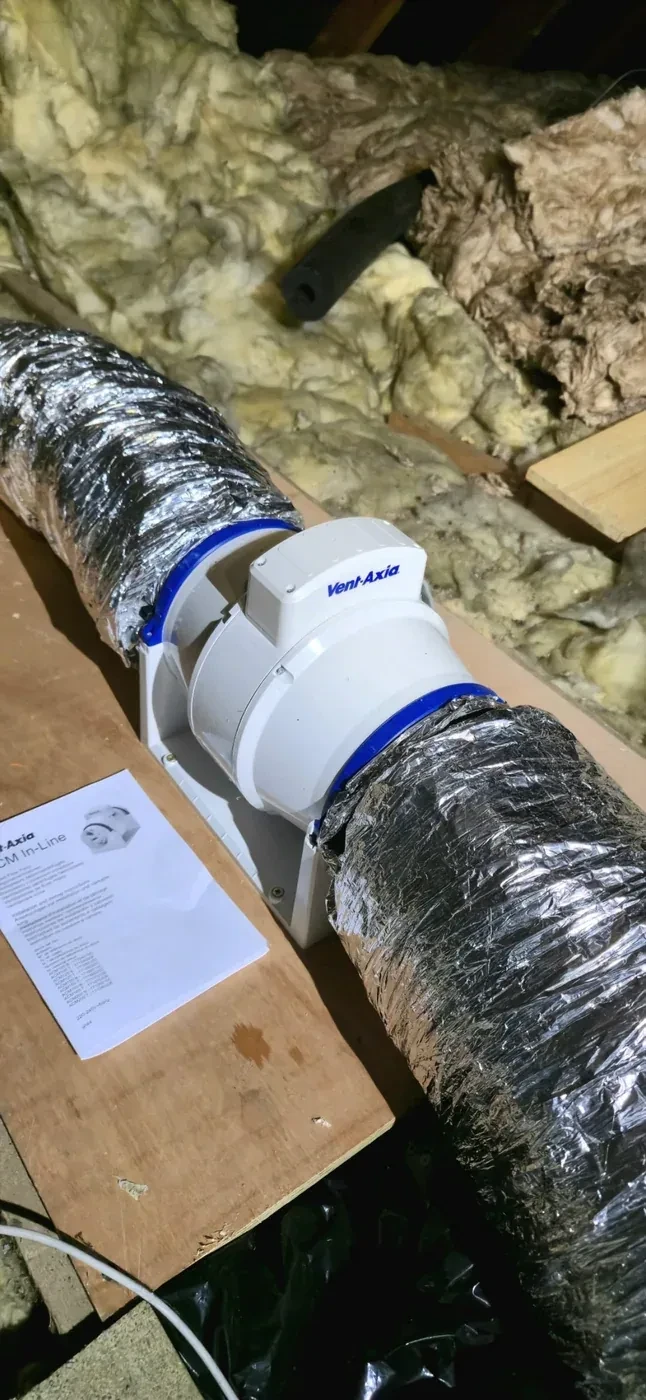 Extraction fan installation